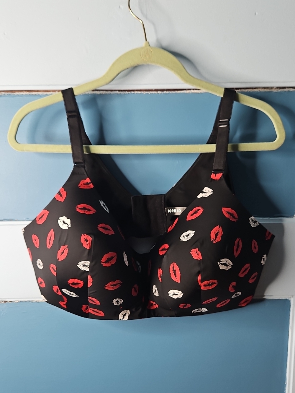 torrid Black Bra with Red & White Lip Print 42DDD